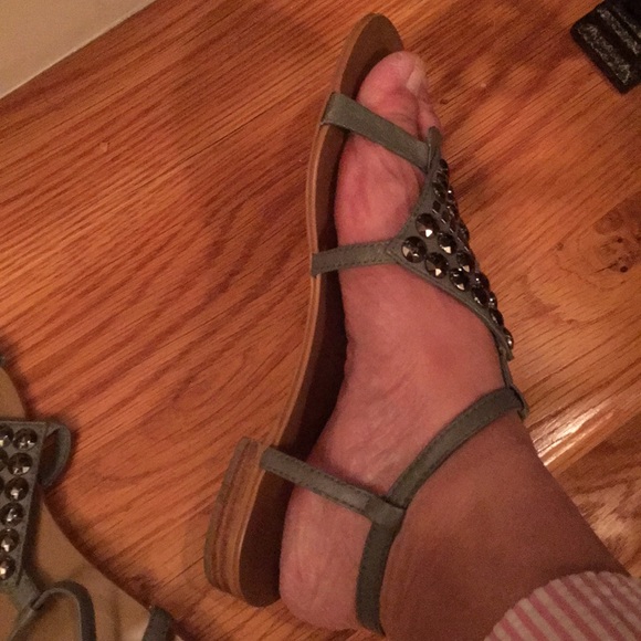 Bebe sz 6.5 m gray w/ pewter studs sandals - Picture 4 of 4